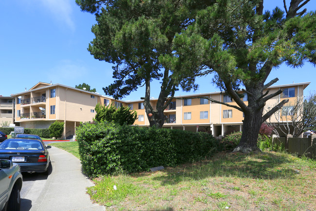 Campos Apartments in Daly City, CA - Foto de edificio - Building Photo