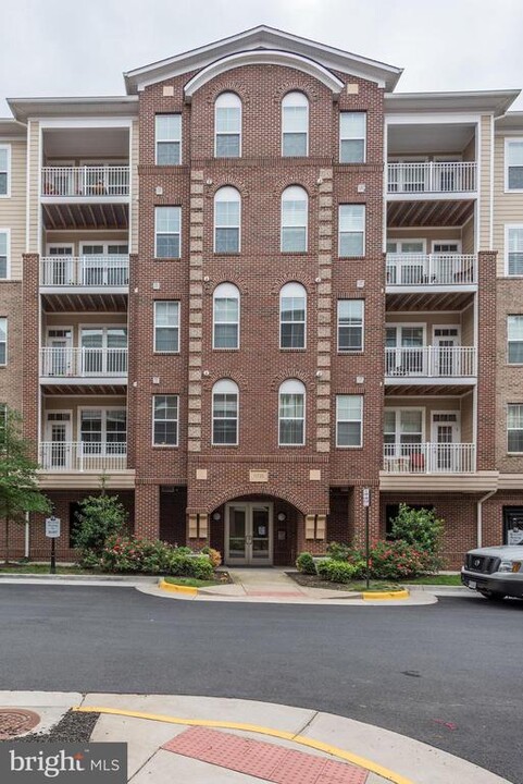 13723 Neil Armstrong Ave in Herndon, VA - Foto de edificio