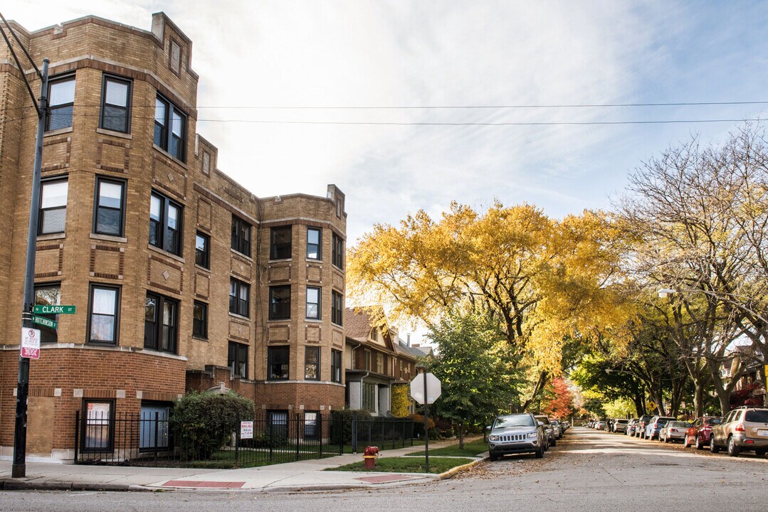 4208 N Clark St, Unit 1417-GDN in Chicago, IL - Building Photo