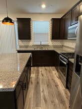 1113 Greenbrier Dr in Hanford, CA - Building Photo - Building Photo