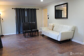 707 Merrywood Dr in Edison, NJ - Building Photo - Building Photo