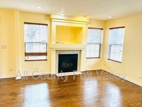 2340 Stoughton Cir in Aurora, IL - Building Photo - Building Photo