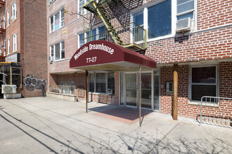 77-07 Woodside Ave in Flushing, NY - Foto de edificio - Building Photo