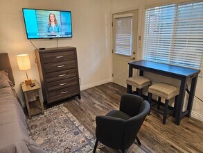 209 N Huntington St, Unit 3 in San Fernando, CA - Building Photo - Building Photo