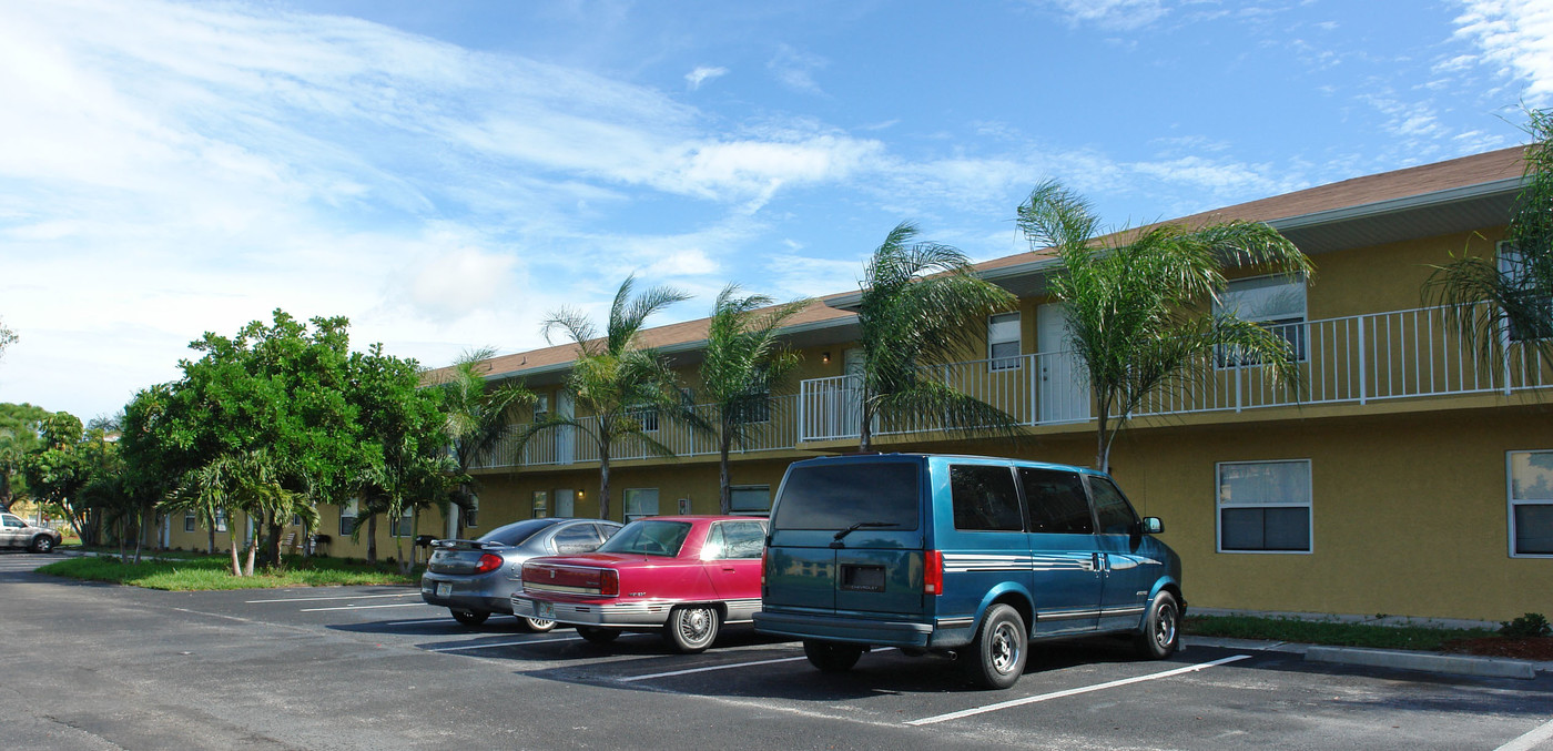 Hemingway Condominium Association in Fort Pierce, FL - Building Photo