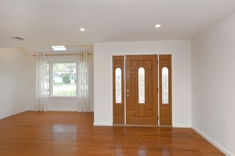 38 Wakefield Ave in Port Washington, NY - Building Photo - Building Photo