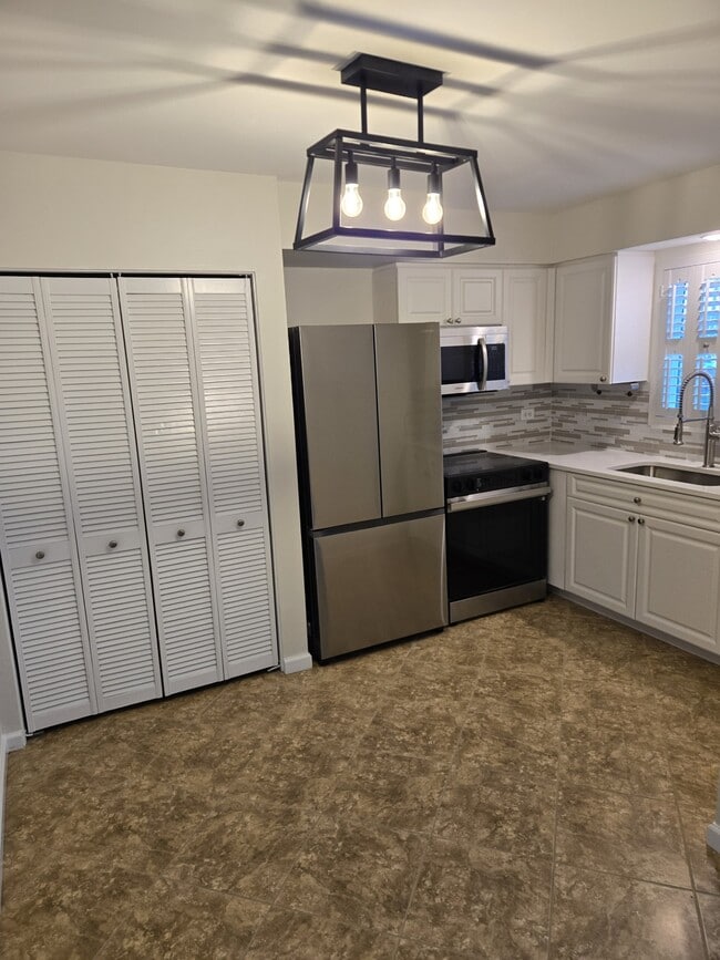 2304 Ringling Blvd, Unit #117 in Sarasota, FL - Foto de edificio - Building Photo