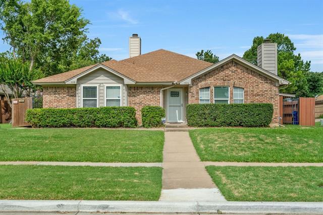 306 Crowe Dr in Euless, TX - Building Photo
