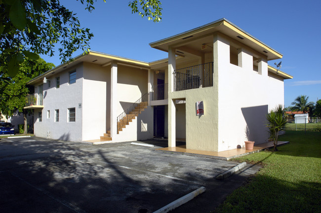 495 W 51st Pl in Hialeah, FL - Building Photo - Building Photo