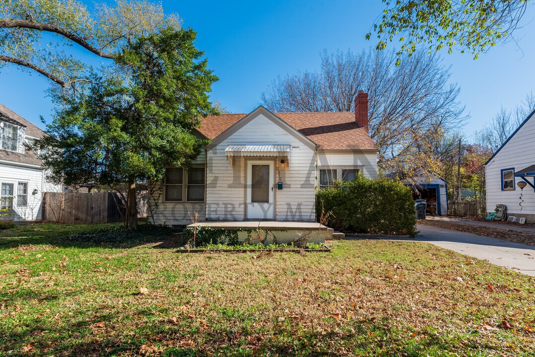 2010 S Terrace Dr in Wichita, KS - Building Photo