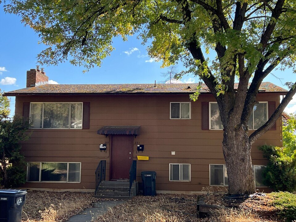 221 W 5th St in Cheney, WA - Building Photo