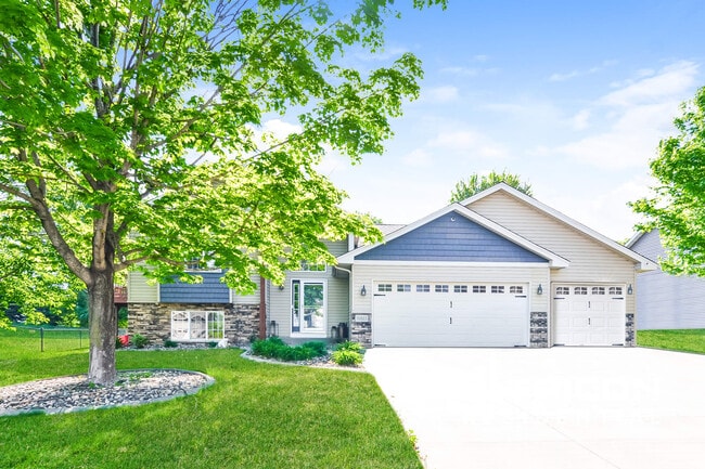 property at 15823 Foxhill Ave N