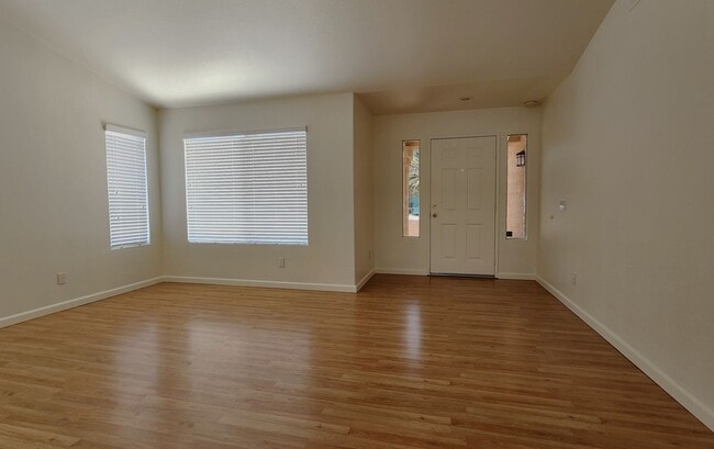 879 Poppyseed Ln in Corona, CA - Foto de edificio - Building Photo