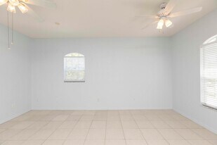 4753 Marine Pkwy in New Port Richey, FL - Building Photo