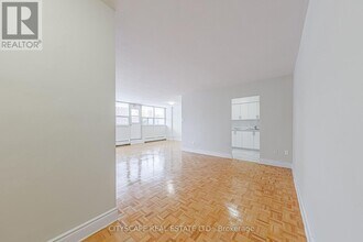 100 Rowena Dr in Toronto, ON - Building Photo - Building Photo