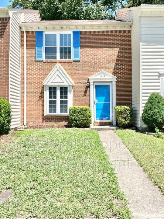 1055 Still-Harbor Cir in Chesapeake, VA - Building Photo