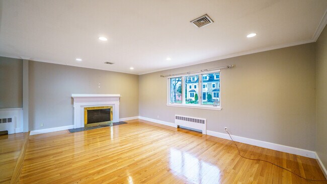 165 Evelyn Rd, Unit #1 in Waban, MA - Foto de edificio - Building Photo