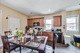 47 Hillside St in Boston, MA - Building Photo