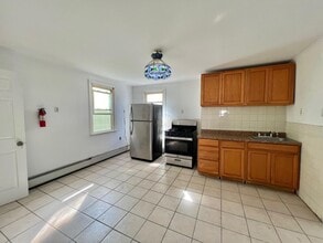 215 William St, Unit APT 2 in Harrison, NJ - Building Photo - Building Photo