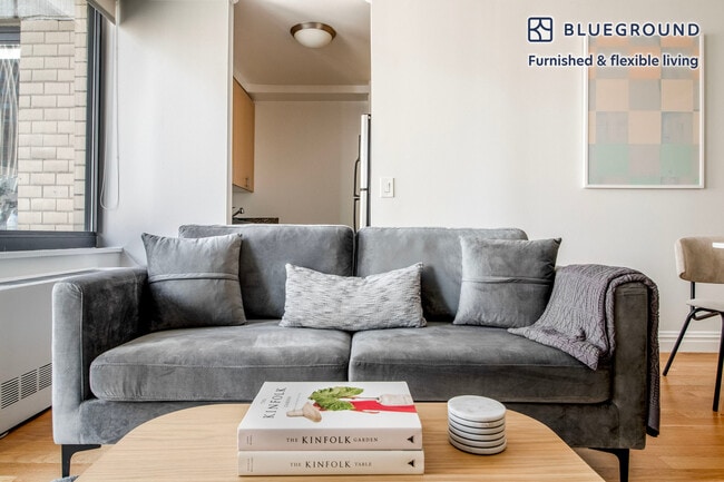 235 W 48th St in New York, NY - Foto de edificio - Building Photo