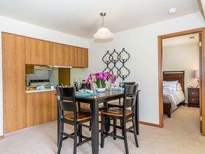 Minges Creek Village in Battle Creek, MI - Foto de edificio - Building Photo