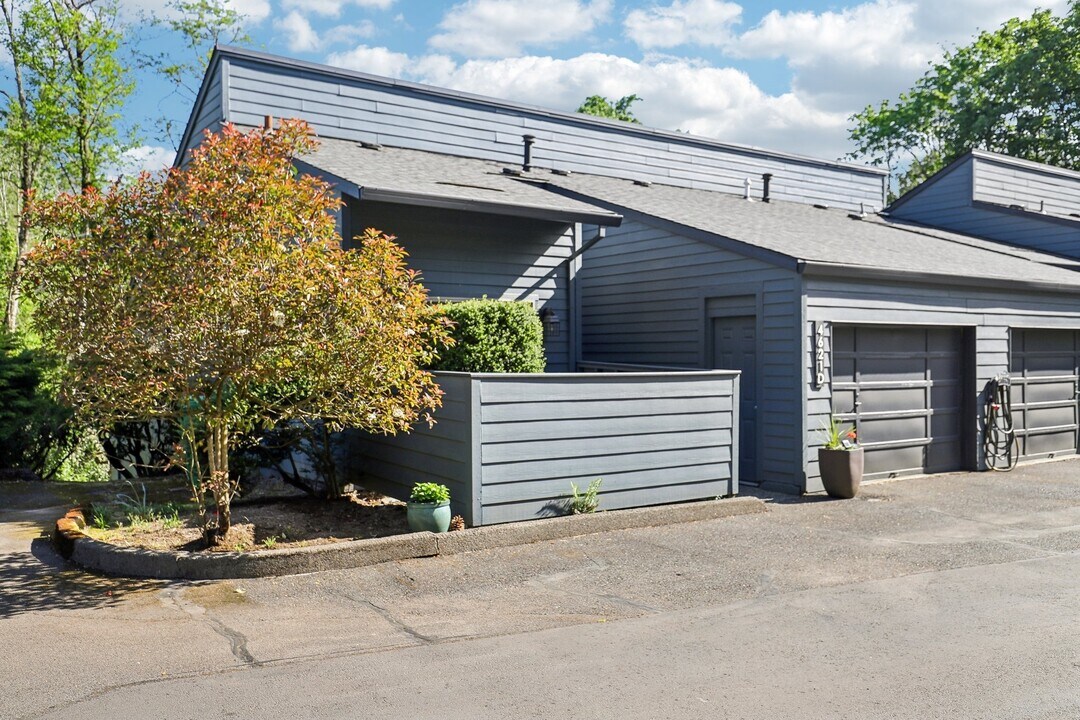 4621 SW Caldew St in Portland, OR - Building Photo