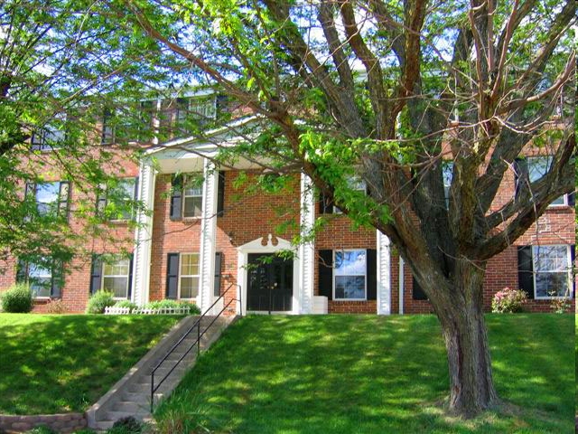 Colonial West in Jefferson City, MO - Building Photo