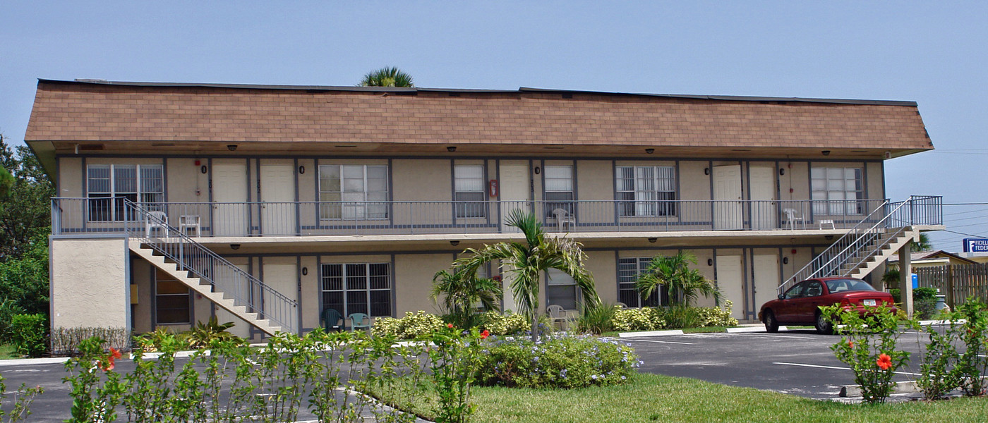 3391 NE West Ct in Jensen Beach, FL - Foto de edificio
