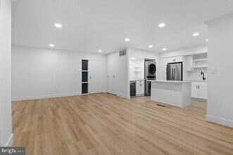 25 Stonehenge Cir in Pikesville, MD - Building Photo - Building Photo