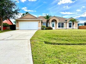 174 SW Sea Lion Rd in Port St. Lucie, FL - Building Photo