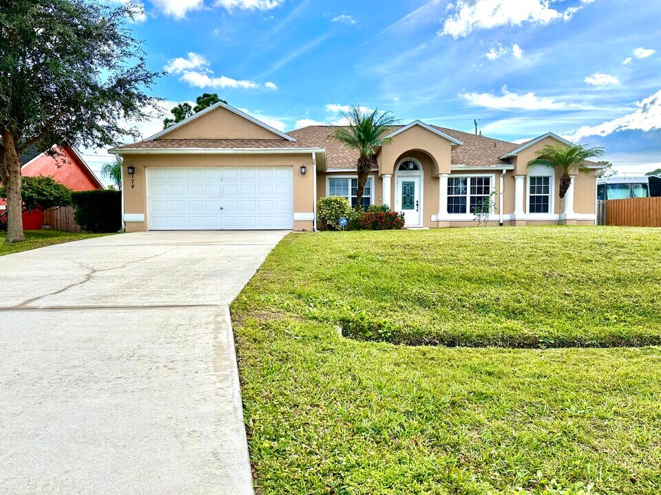 174 SW Sea Lion Rd in Port St. Lucie, FL - Building Photo