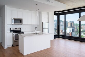 Myriade Condos for rent Ville Marie in Montréal, QC - Building Photo - Building Photo