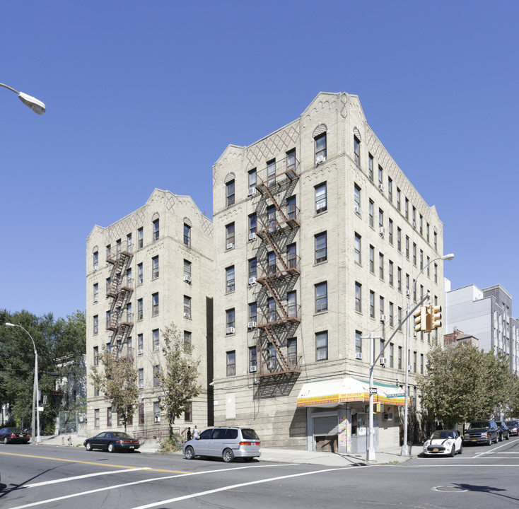 865 E 167th St in Bronx, NY - Building Photo