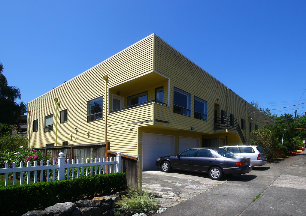 Naguna Apartments in Seattle, WA - Building Photo