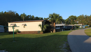 Sunny Pines Mobile Home Park in Mount Dora, FL - Foto de edificio - Building Photo