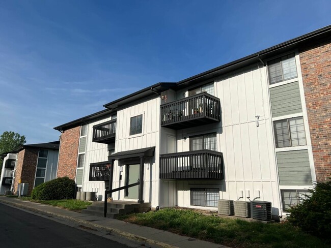 Flats South at KCK in Kansas City, KS - Foto de edificio - Building Photo
