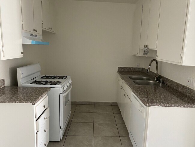 13988-14000 Foothill Blvd in Sylmar, CA - Foto de edificio - Building Photo