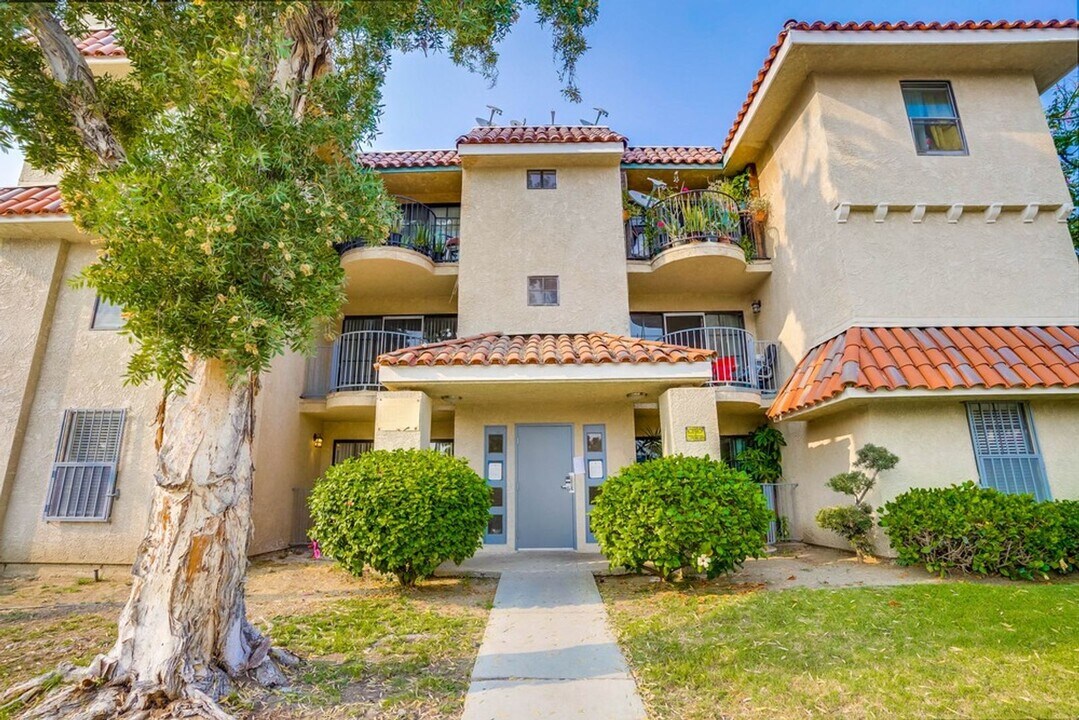 4060 S Hoover St in Los Angeles, CA - Building Photo