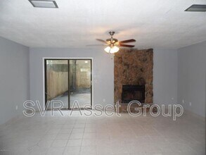 6024 Duclay Rd in Jacksonville, FL - Foto de edificio - Building Photo