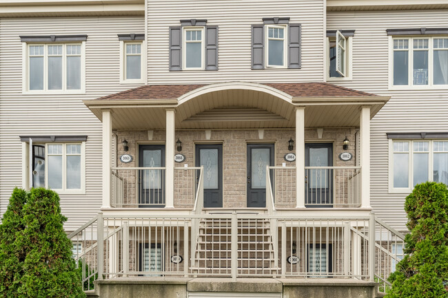 3062 De Port-Louis Rue in Québec, QC - Building Photo - Building Photo