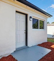 621 SE 1st St in Hialeah, FL - Building Photo