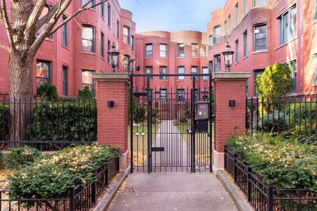 828 W Lakeside Pl, Unit 2S