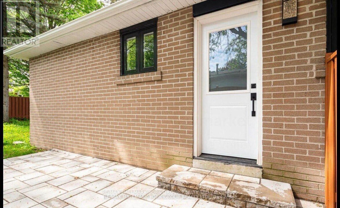 106 Woodpark Pl in Newmarket, ON - Building Photo