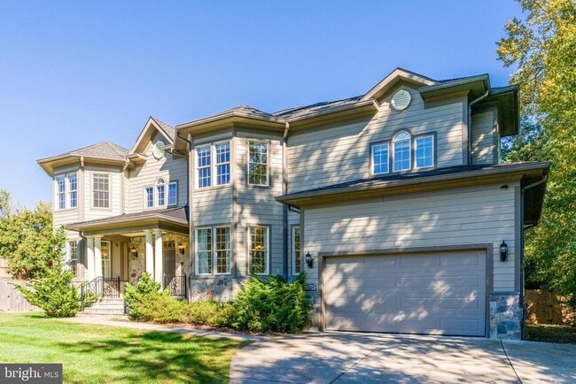 829 Golden Arrow St in Great Falls, VA - Foto de edificio - Building Photo