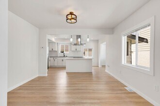 10325 Midvale Ave N in Seattle, WA - Building Photo - Building Photo