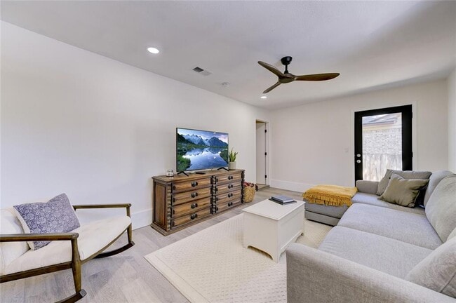 10104 Oak Hollow Cir in Austin, TX - Building Photo - Building Photo