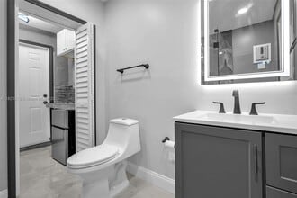 14600 NW 11th Ct in Miami, FL - Foto de edificio - Building Photo