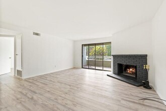 1040 E Washington Ave in Escondido, CA - Building Photo - Building Photo
