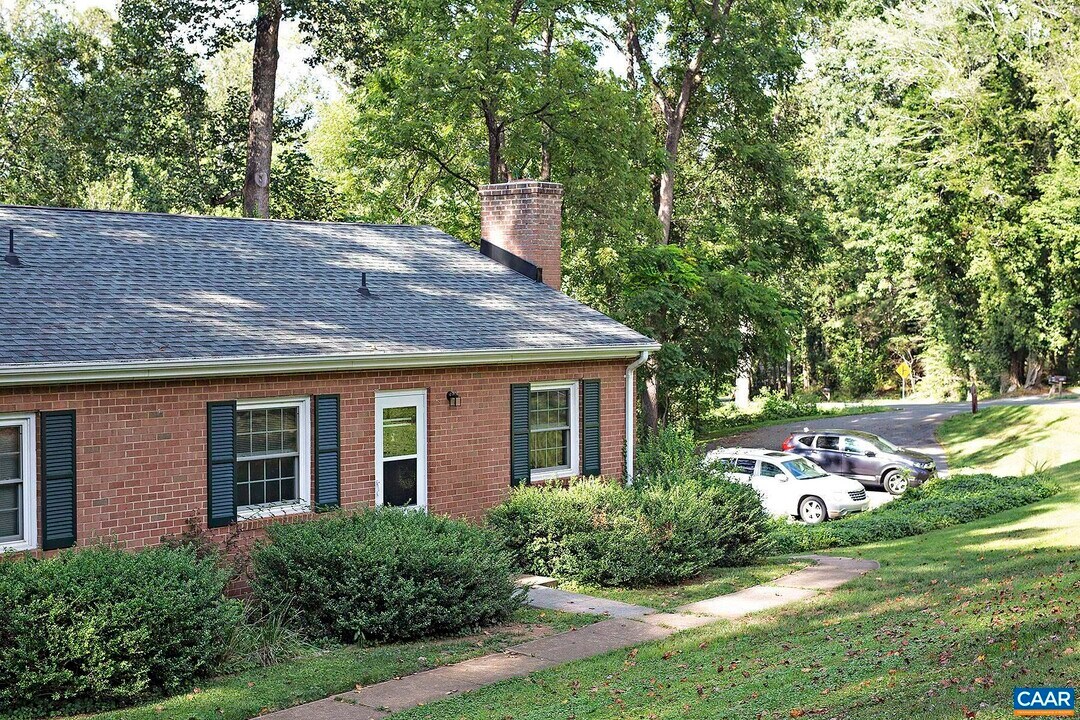 990 Owensville Rd in Charlottesville, VA - Building Photo