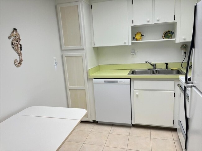 612 Bird Bay Dr S, Unit 112 in Venice, FL - Building Photo - Building Photo